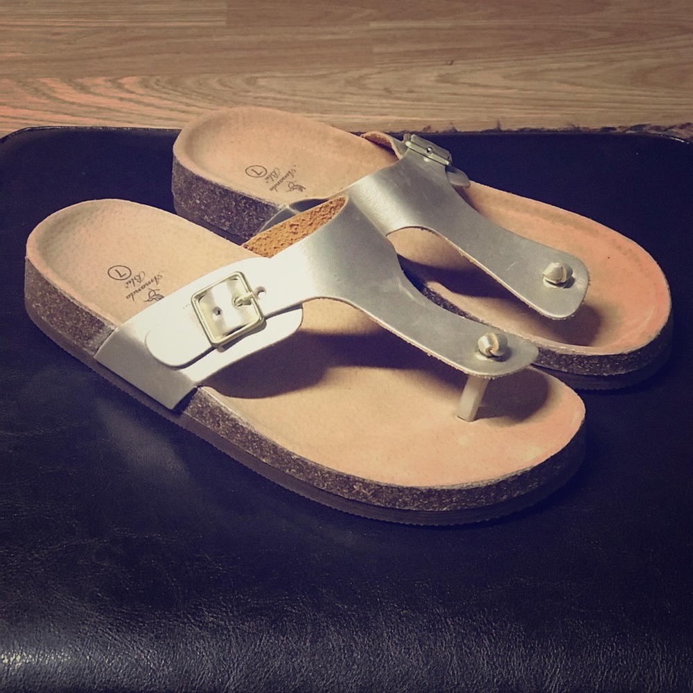 Brand New Boutique metallic knot T-strap sandal